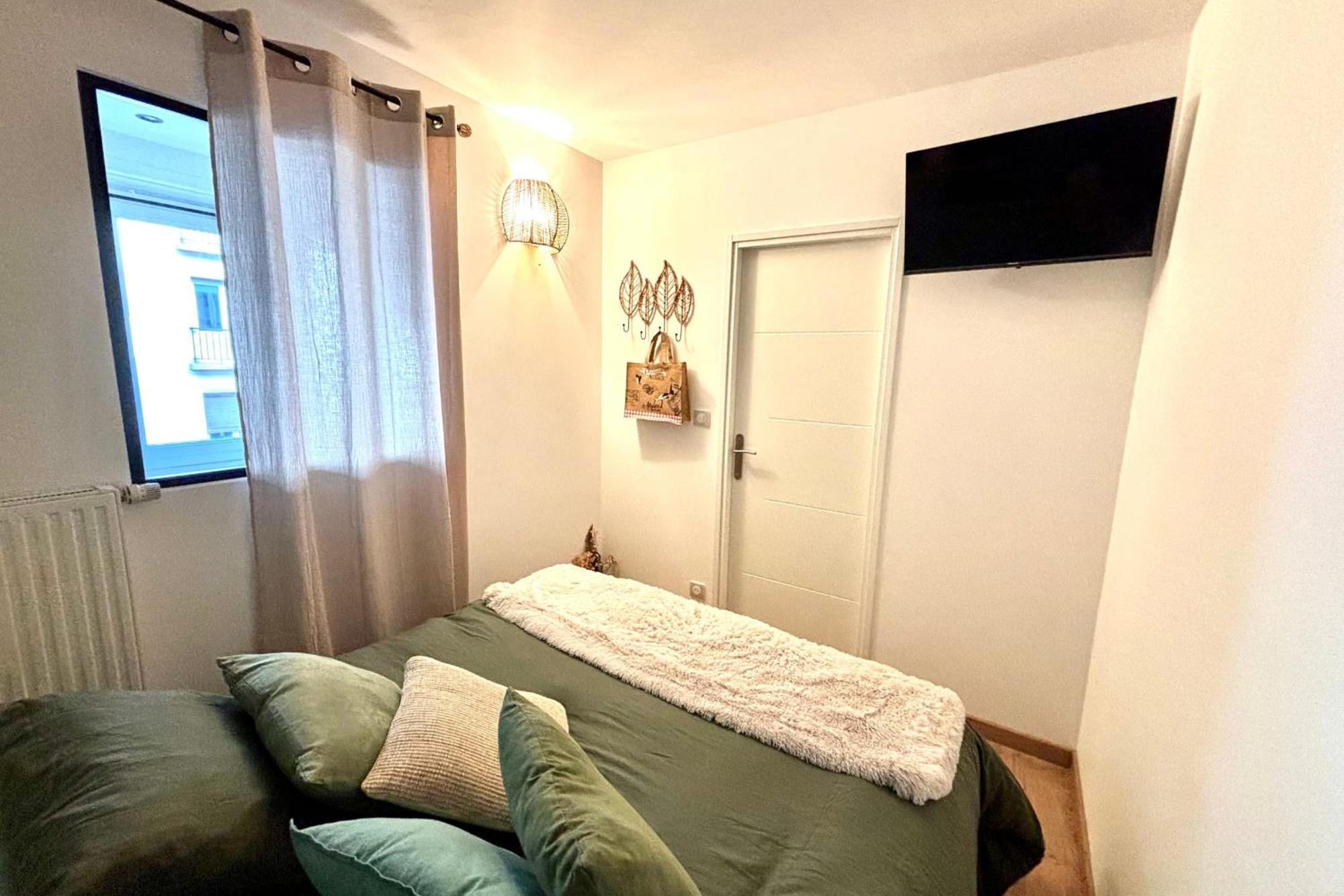 T2 In The Heart Of The Poincare District Apartment